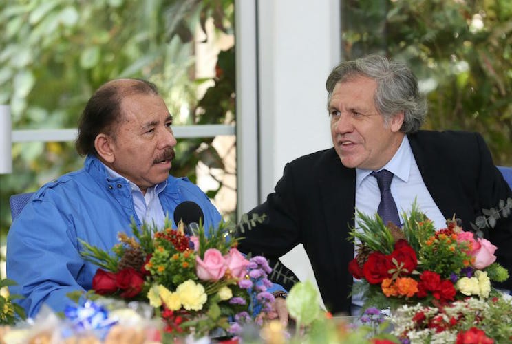 Luis Almagro junto a Daniel Ortega luego de la reunión que sostuvieron en la Secretaría del FSLN. Foto tomada del Twitter de Luis Almagro
