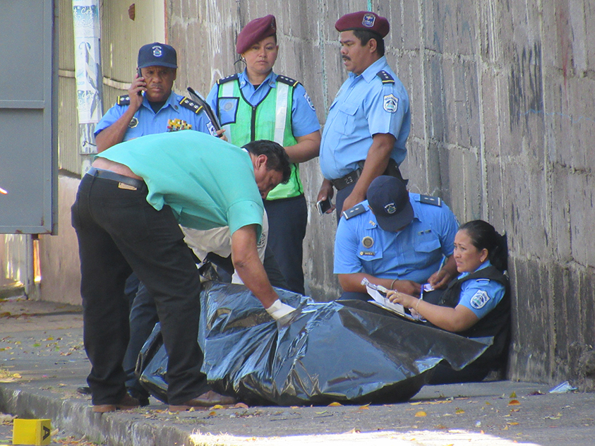 Policía traslada el cuerpo de Diógenes Trinidad Medina Martinez, alias “Yogui”, el único delincuente que falleció en el tiroteo con la Policía. LA PRENSA/W. NARVÁEZ