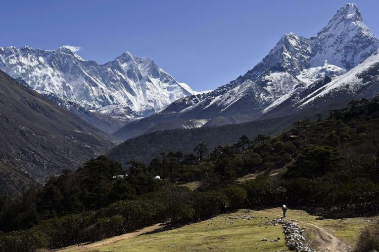 Monte Everest, en la cordillera del Himalaya. LA PRENSA/ARCHIVO