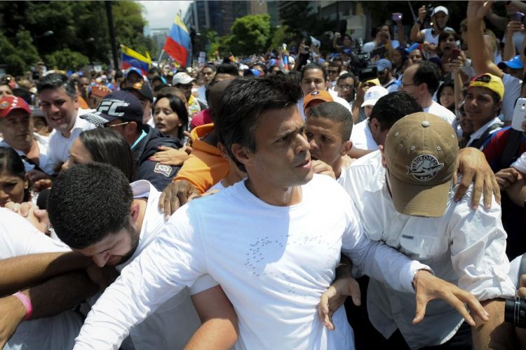 Fotografía de archivo del 18 de febrero de 2014 del dirigente opositor venezolano Leopoldo López (c), momentos antes de entregarse a miembros de la Guardia Nacional (GNB, policía militarizada), en una plaza en Caracas, Venezuela. EFE