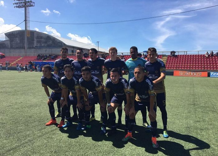 Keveen Torres (segunda de la izquierda de la fila de segunda fila) y Byron Bonilla (primero de la derecha de la) juegan con el Sporting San José. LAPRENSA/CORTESÍA/ SPORTING SAN JOSÉ