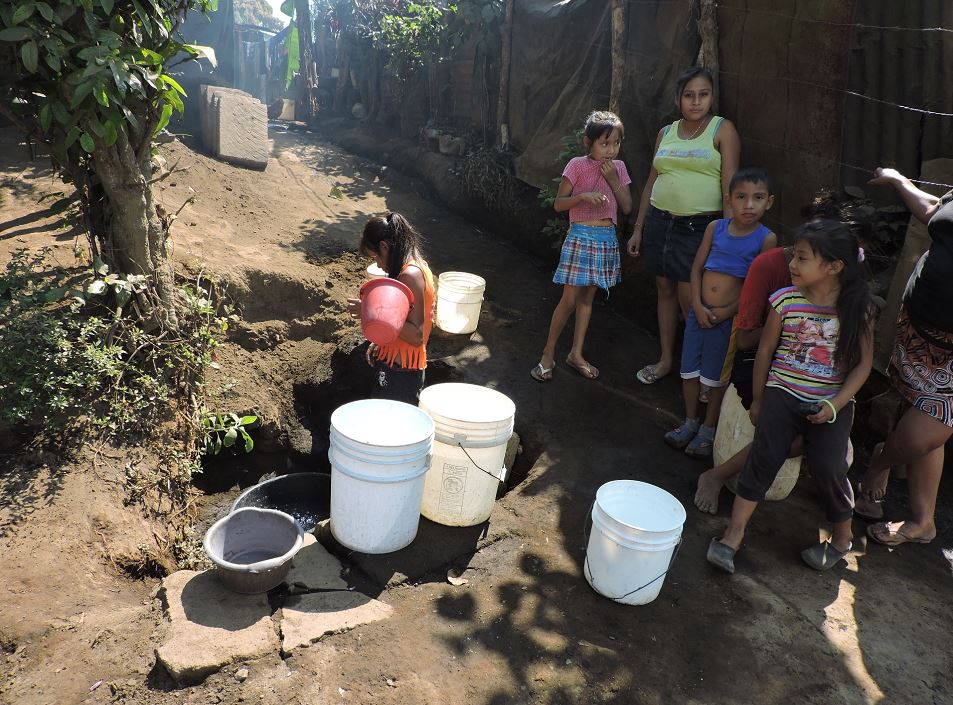 Hacen hoyos en busca de agua en San Marcos - La Prensa (Nicaragua)
