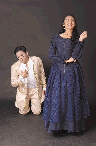 Cindy Nicaragua y Dany Aráuz, parte del elenco de la obraLa eterna aventura de Pierrot y Colombina. LAPRENSA/OSCAR NAVARRETE