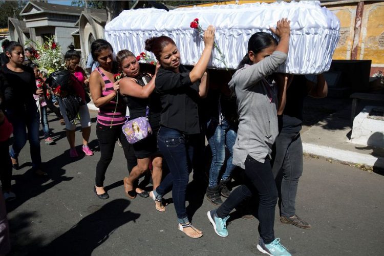Amigos y familiares llevan el ataúd que contiene los restos de Kimberly Palencia Ortiz, de 17 años, víctima fatal del fuego del albergue juvenil en Guatemala. AP