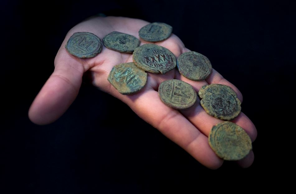 Monedas de la época bizantina encontradas cerca de Jesusalén. LA PRENSA/AFP