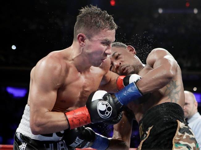 El kazajo Gennady Golovkin conecta al estadounidense Daniel Jacobs, en la que es considerada la pelea más difícil de su carrera. Foto: AP Photo/Frank Franklin II