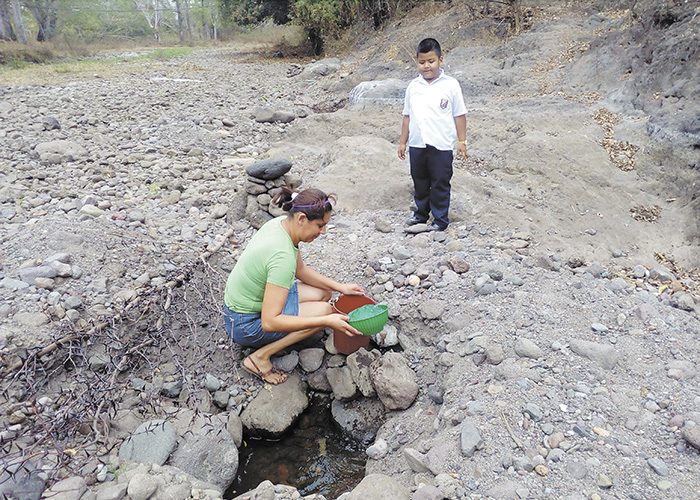 Piedra y polvo se observan en el río Estelí. Para solucionar la escasez de agua se han abierto huecos en el río. LA PRENSA/R.MORA