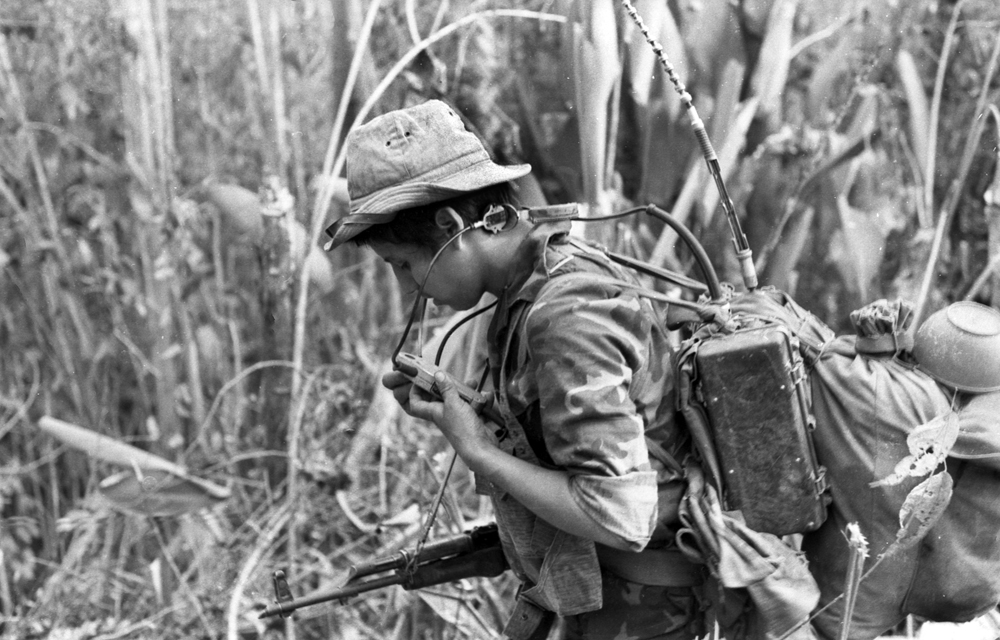 Alberto Bracamontes usando radio en la guerra. Foto: Cortesía - Archivo personal de Óscar Navarrete.