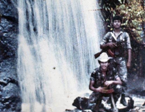 Reynaldo (de sombrero), durante la guerra de los años ochenta. Foto: Cortesía - Archivo personal de Óscar Navarrete.