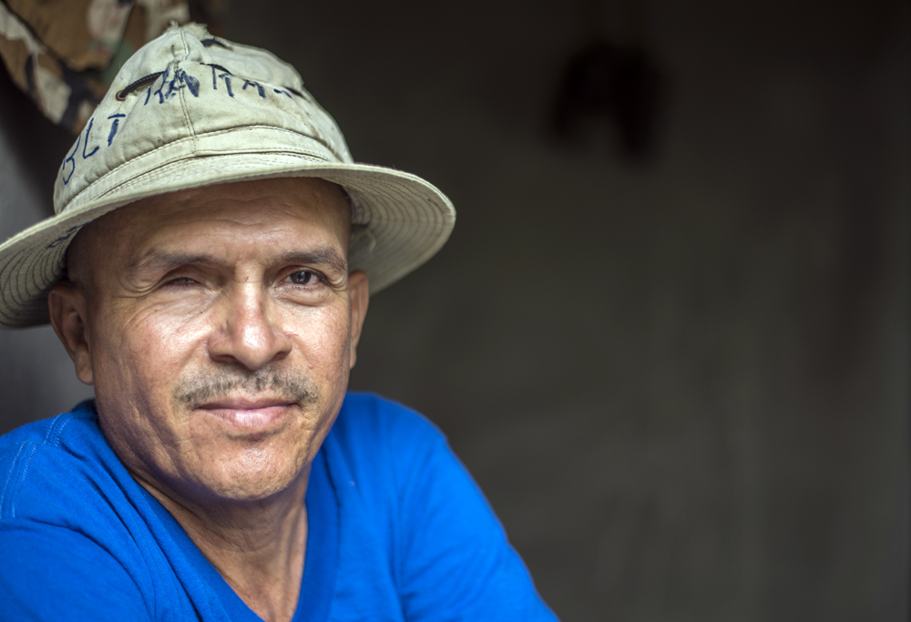 Reynaldo Esquivel perdió su ojo derecho por una granada que le lanzó la contra. Posa para la fotografía en su casa en Esquipulas, Masaya. Foto: Óscar Navarrete / La Prensa.