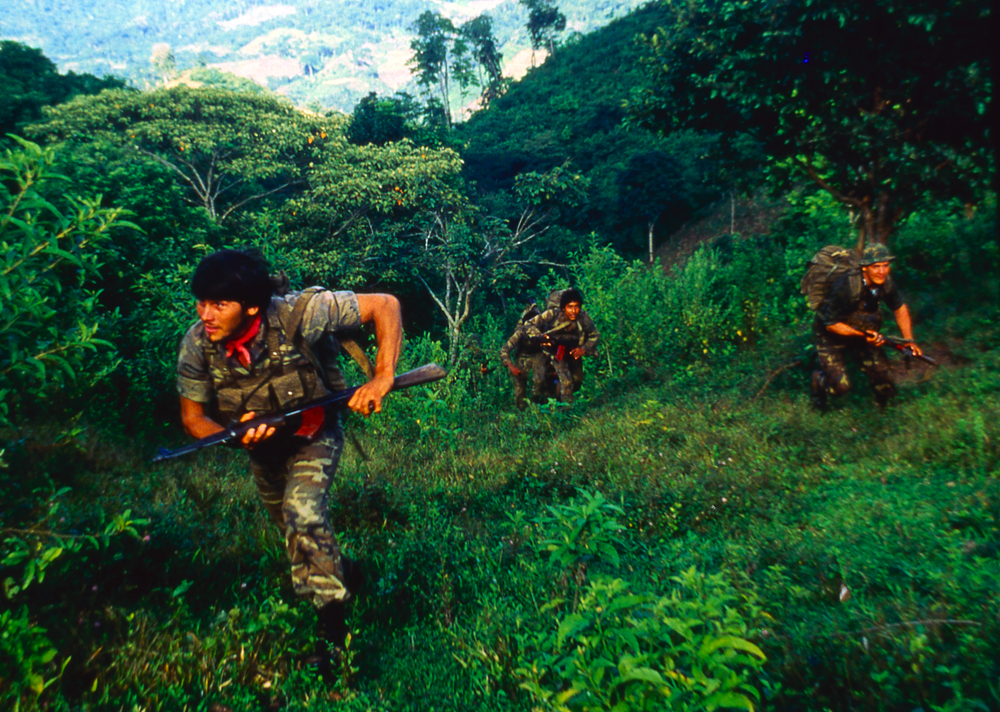 Jóvenes Chachorros en la guerra de los años ochenta. Foto: Cortesía - Archivo personal de Óscar Navarrete / La Prensa.