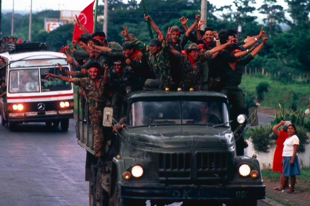 Jóvenes combatientes siendo movilizados durante la guerra de los años ochenta en Nicaragua. Foto: Cortesía - Archivo personal de Óscar Navarrete / La Prensa.