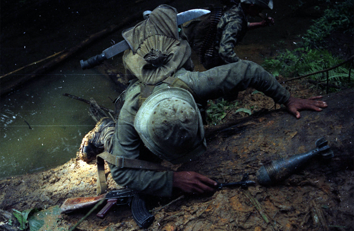 Un soldado del Servicio Militar sube una cuesta en la guerra de los años ochenta en Nicaragua. Foto: Cortesía - Archivo personal de Oscar Navarrete / La Prensa.