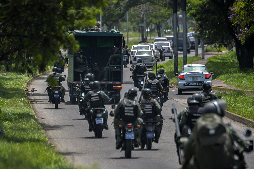 El gobierno de Nicolás Maduro envió a 2,600 militares a Táchira para reforzar la seguridad ante las protestas en esa zona. LA PRENSA/AFP