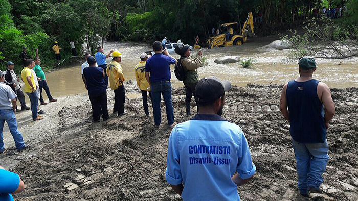 El MTI realiza labores de construcción de un puente en la zona del río Achuapa. LA PRENSA/A. LORÍO
