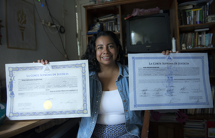 Gilma Valerio es la única de sus cinco hermanos que logró graduarse de la universidad. LA PRENSA/ÓSCAR NAVARRETE.