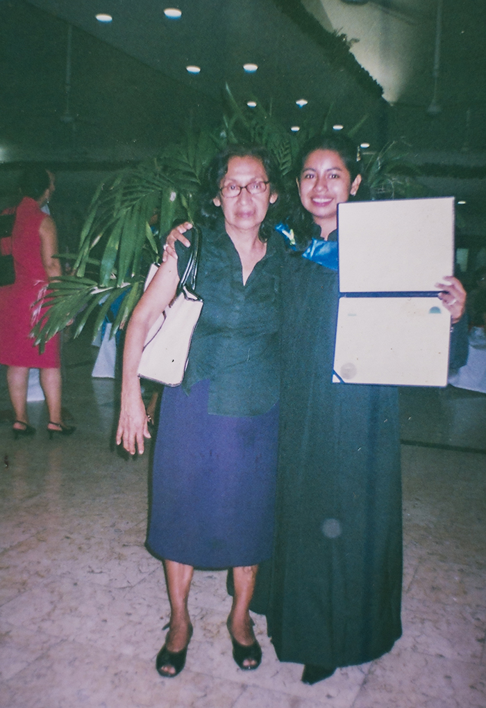 Gilma junto a su mamá Martha Díaz el día de su graduación. LAPRENSA/ REPRODUCCIÓN