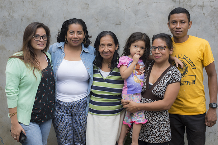 Gilma Valerio junto a su mamá Martha Díaz, su hermana Maritza Valerio y su hija, su hermano Wilfredo Díaz y una amiga cercana a la familia. LAPRENSA/ ÓSCAR NAVARRETE.