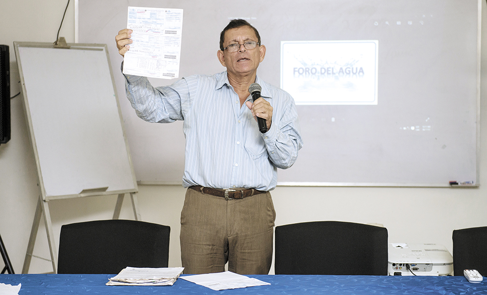 José Arístides, usuario afectado por cobros de Enacal, durante la exposición de su caso . LA PRENSA/JADER FLORES