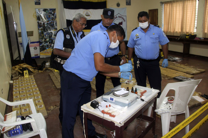 Agentes de la Policía Nacional realizan las pruebas de la sustancia que se encontró en los paquetes encontrados en Poneloya, que dieron positivo a cocaína. LA PRENSA/E. LÓPEZ