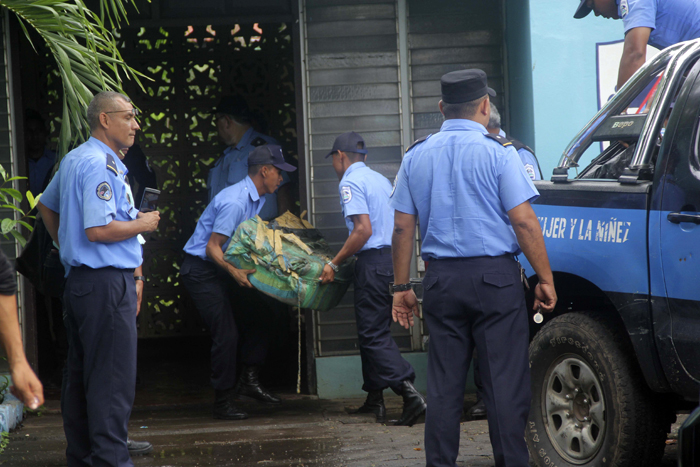 Agentes de la Policía Nacional ocuparon ocho bultos conteniendo 325 paquetes de cocaína. LA PRENSA/E. LÓPEZ