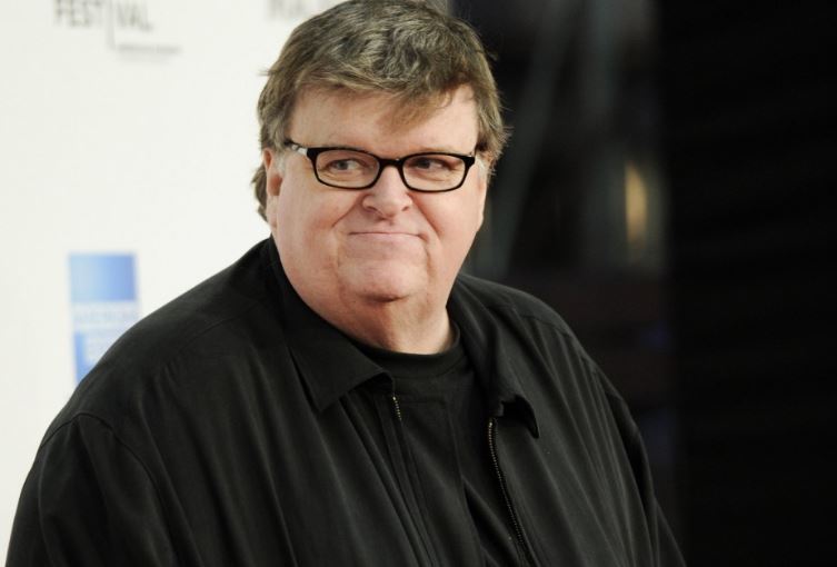 Michael Moore apoya al teatro que escenificó el asesinato de Trump Michael Moore apoya al teatro que escenificó el asesinato de Trump