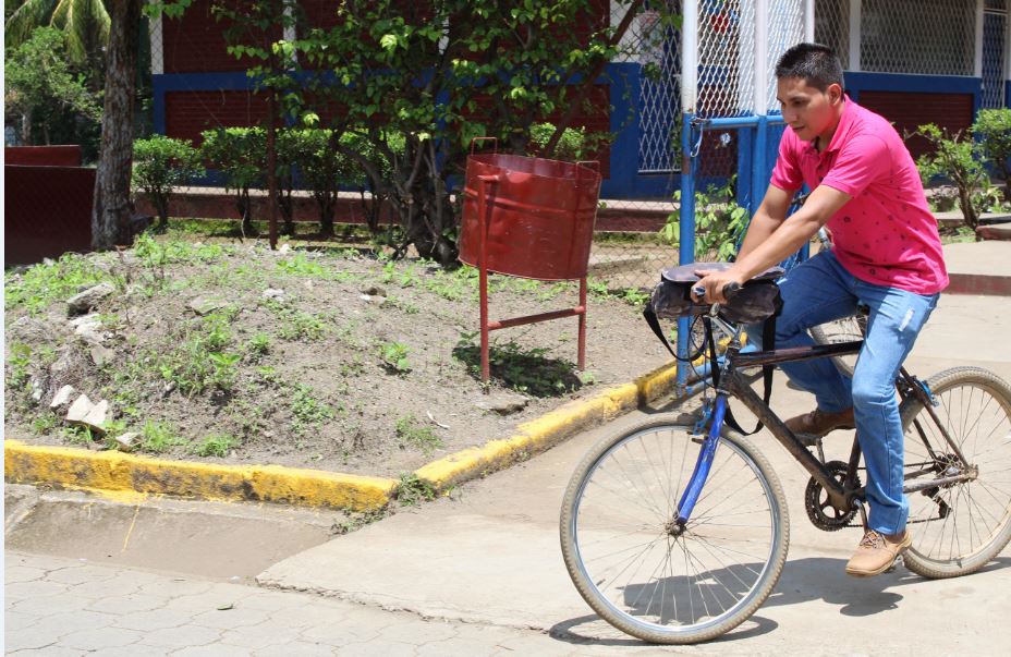 Joven maestro pedalea siete kilómetros para llegar a impartir clases en escuela de Potosí, Rivas Joven maestro pedalea siete kilómetros para llegar a impartir clases en escuela de Potosí, Rivas
