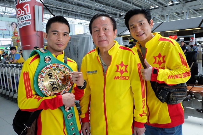 De izquierda a derecha, Srisaket Sor Rungvisai, rival de "Chocolatito", junto a su mánager Surachart Pisitwutthinan y su entrenador Chokchai Pisitswuttina. Foto: Cortesía/ Bectero TV